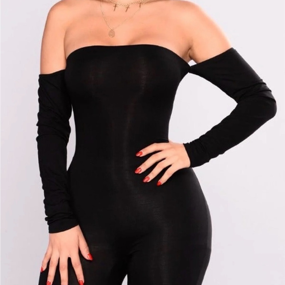 Elegant Black Off-Shoulder Jumpsuit - Picture 5 of 6